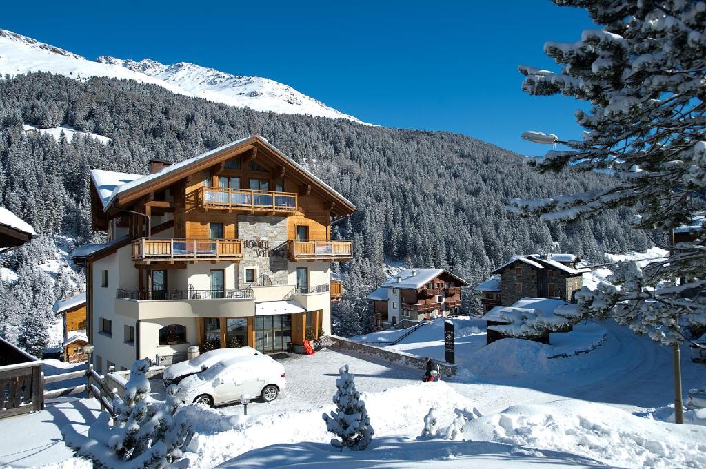 eine Skihütte in den Bergen im Schnee in der Unterkunft Hotel Vedig in Santa Caterina Valfurva