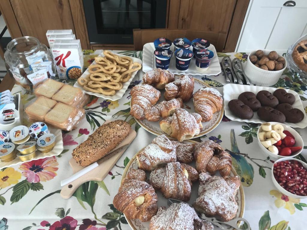 a table with many different types of bread and pastries at Estlevante B&B in Vieste