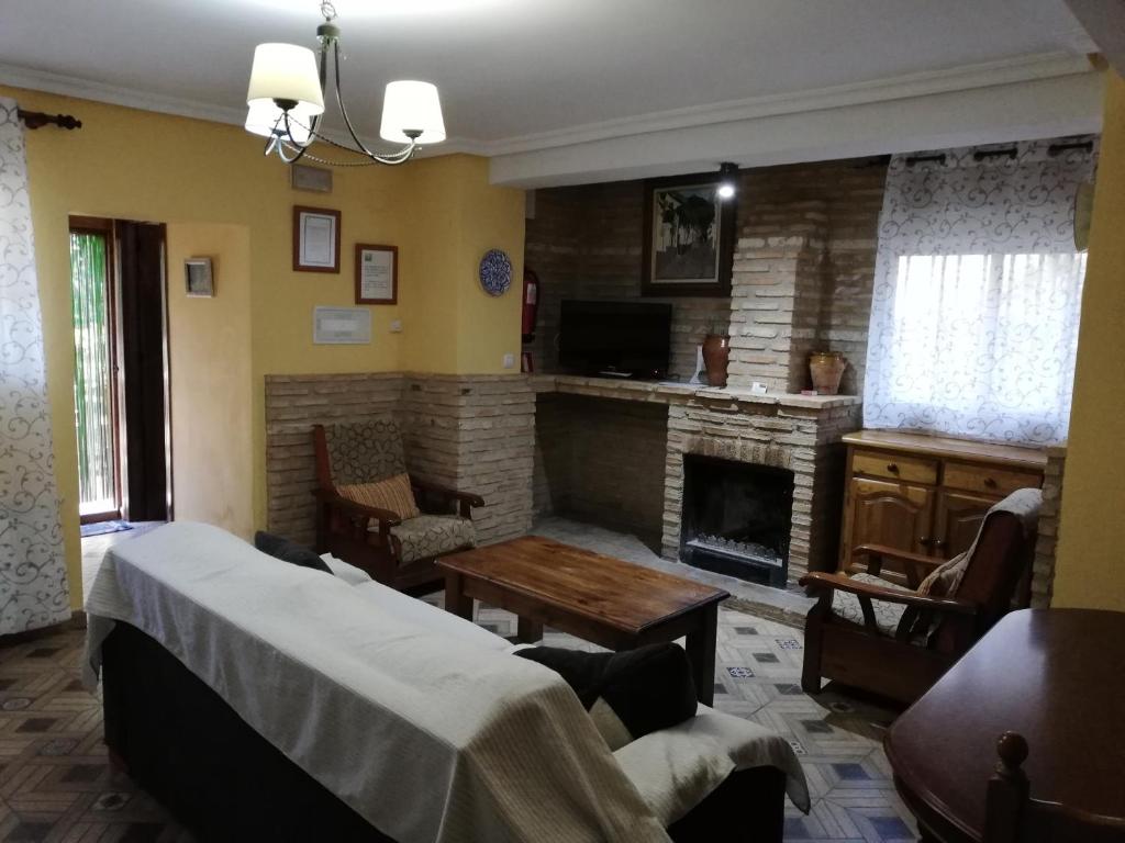 TV a/nebo společenská místnost v ubytování Alojamientos Rurales Vado Ancho La Encina