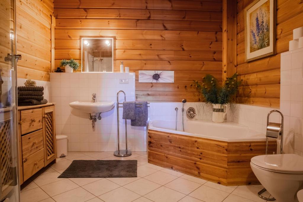 łazienka z wanną, umywalką i toaletą w obiekcie Apartments Schlossblick - Wohnung Rosengarten w mieście Vols am Schlern