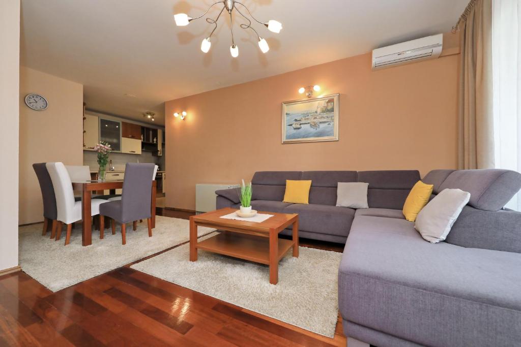 uma sala de estar com um sofá e uma mesa em Apartment Toni Zadar em Zadar
