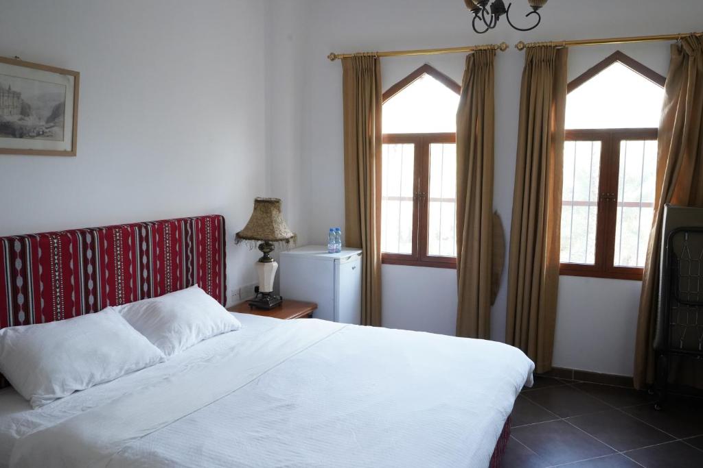 Postel nebo postele na pokoji v ubytování Date Palm Inn