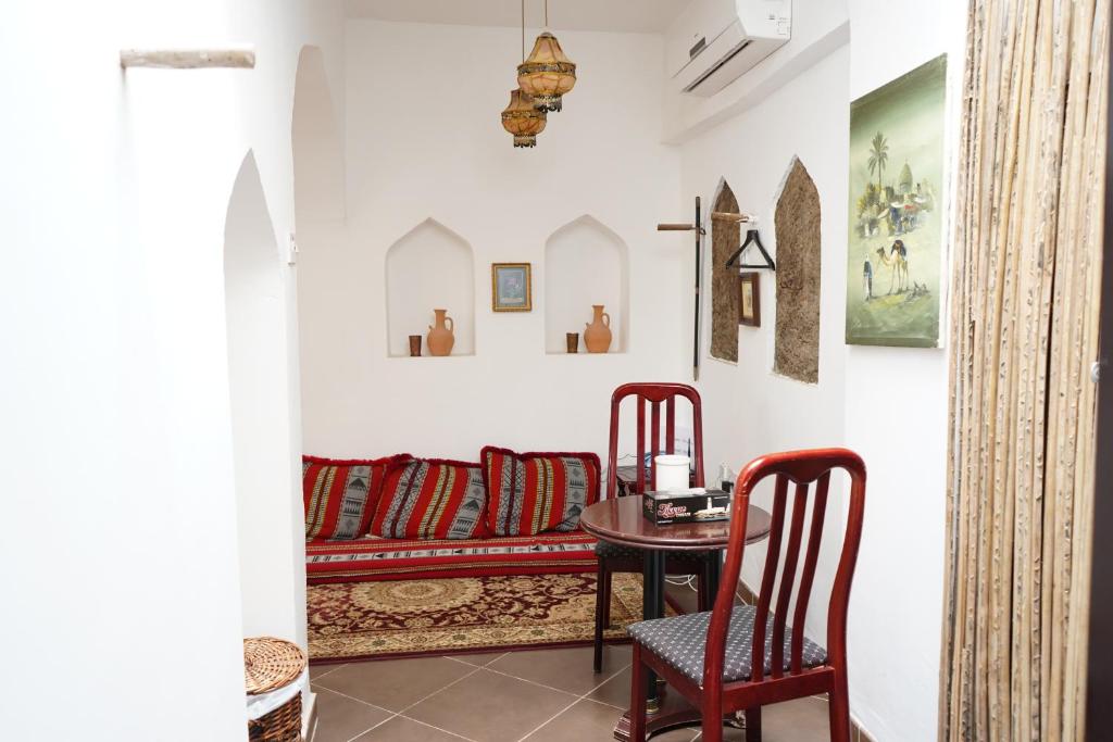 Posezení v ubytování Date Palm Inn