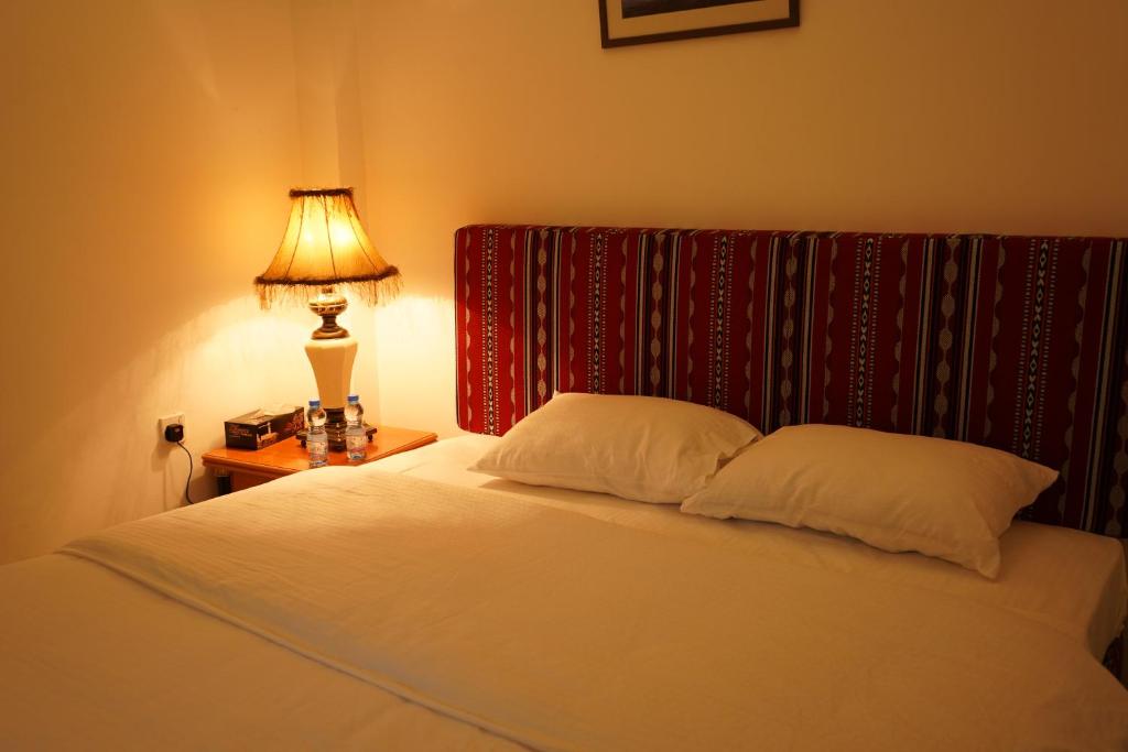 Postel nebo postele na pokoji v ubytování Date Palm Inn