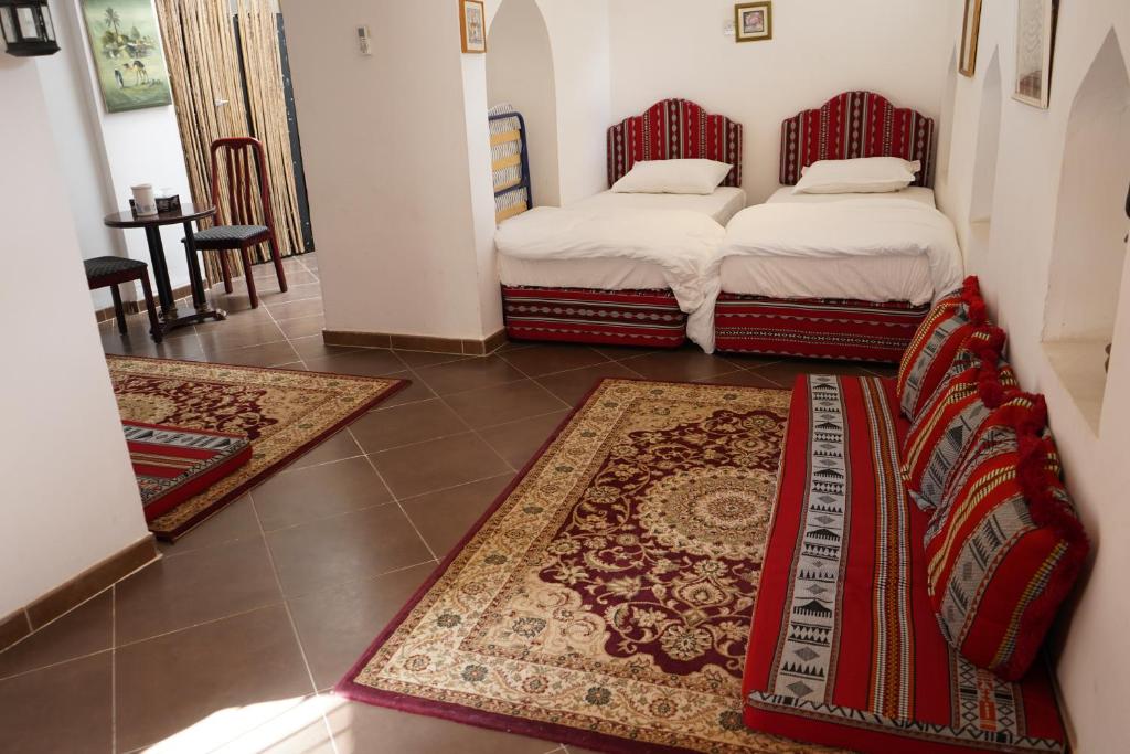 Postel nebo postele na pokoji v ubytování Date Palm Inn