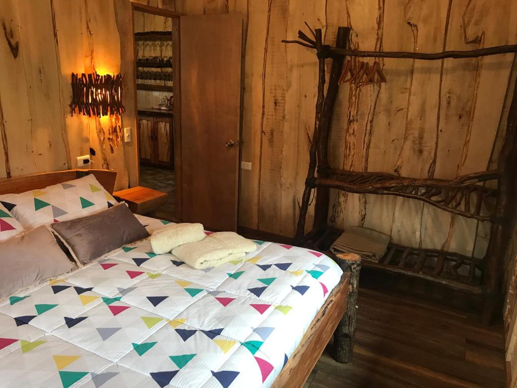 Voodi või voodid majutusasutuse Karkú Lodge toas