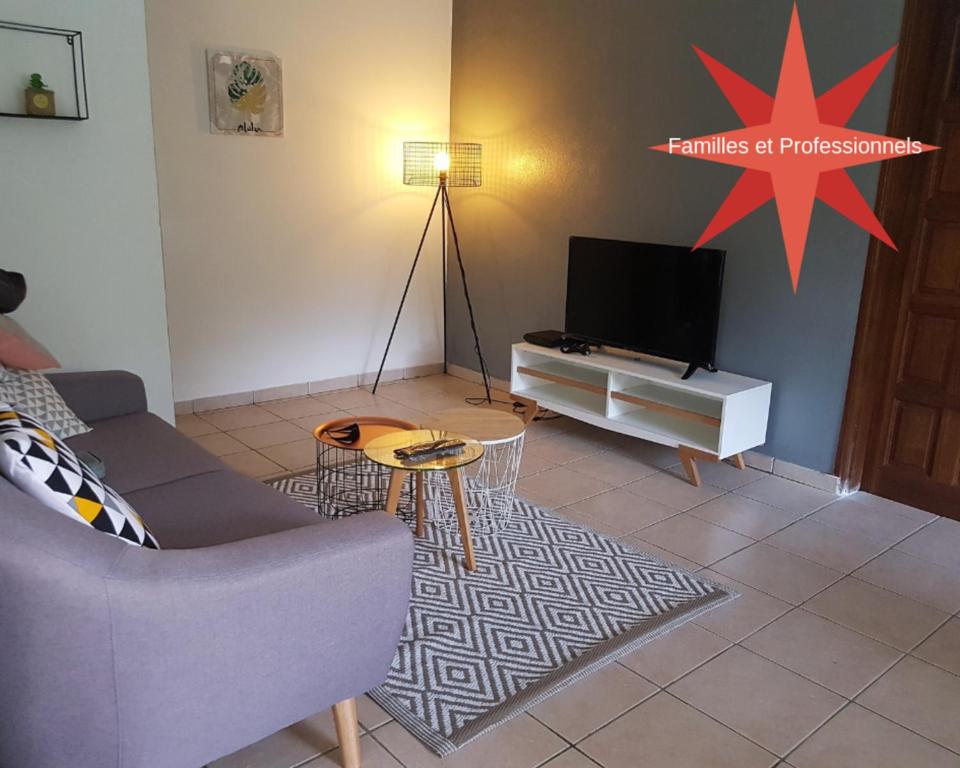 BourdaMaison sur la côte - jusqu'à 4 personnes的客厅里有一张沙发和一台电视