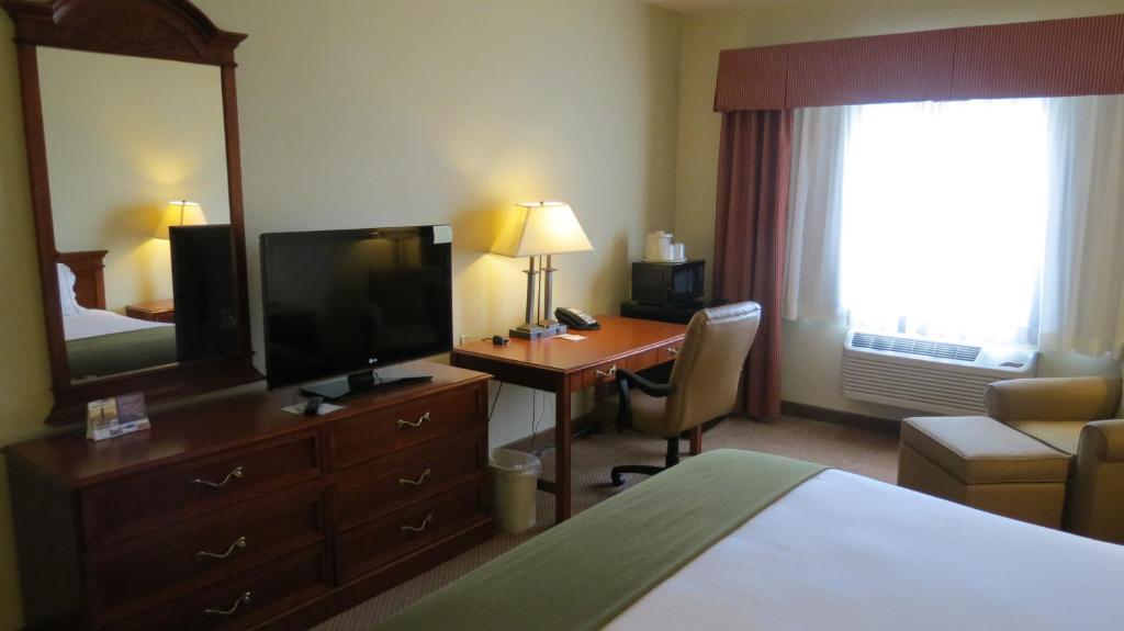 Baymont Inn & Suites by Wyndham Holbrook - Deluxe King Room - No Fumadores
