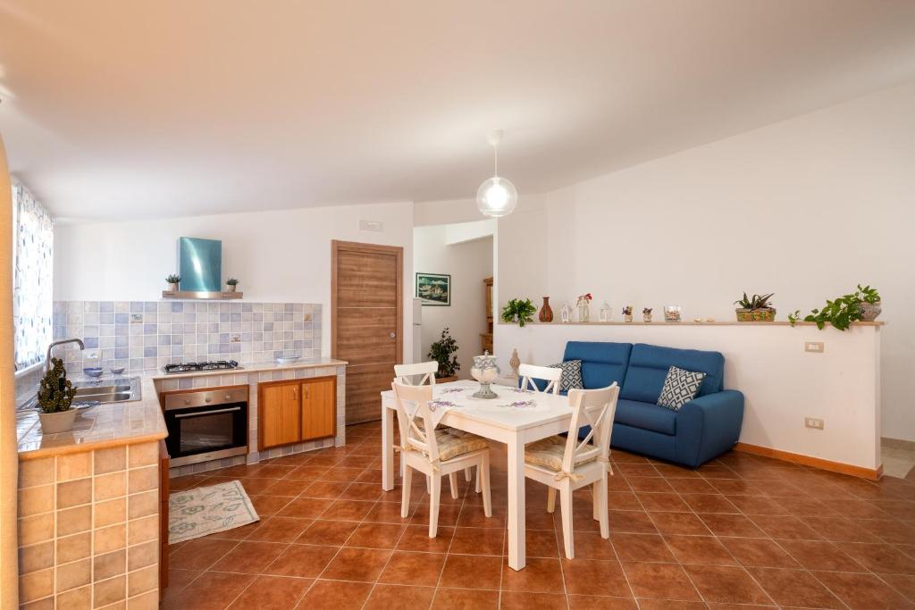 ein Wohnzimmer mit einem Tisch und einem blauen Sofa in der Unterkunft Casa Vacanza AZZURRA in Cinisi