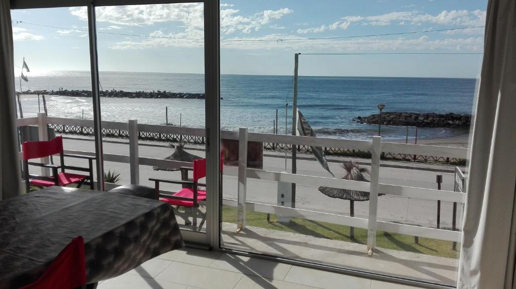 Una habitación con vista al mar desde un balcón. en Costanera, en Santa Clara del Mar