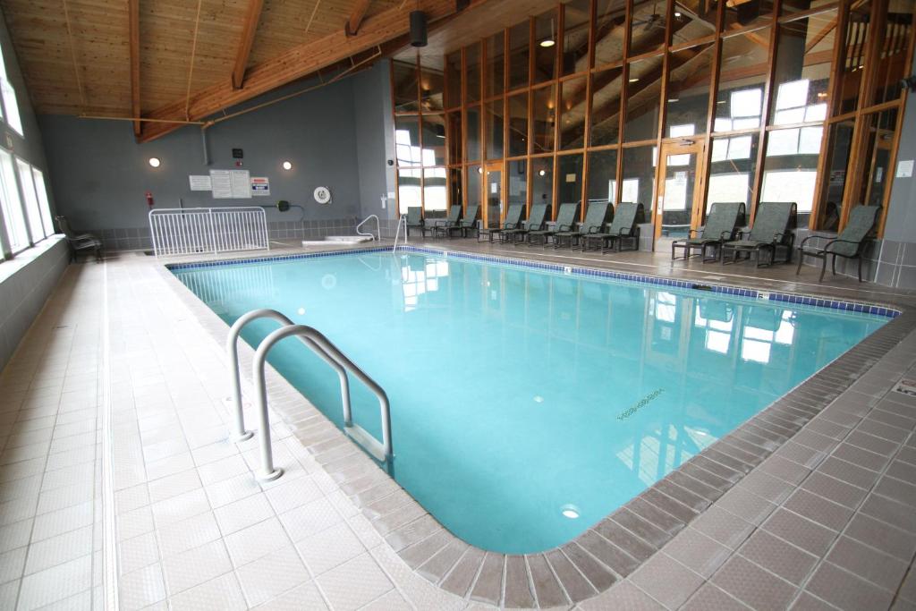 a large swimming pool in a large building at C'mon Inn Billings in Billings