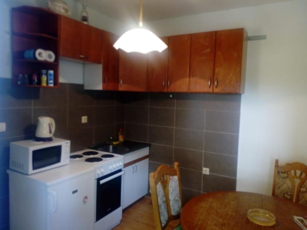 Luka - Apartment With Balcony