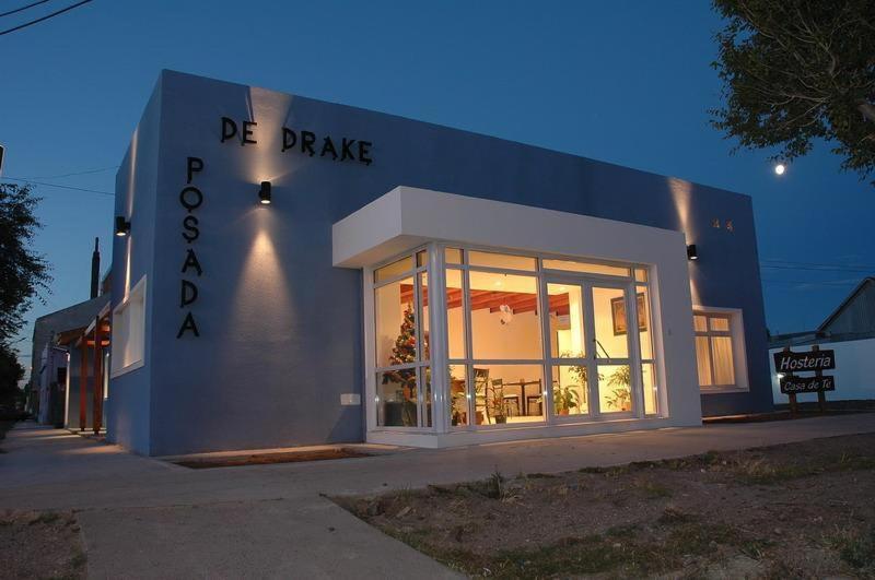 a building with a sign that reads be praise at Hosteria Posada Drake in Puerto San Julián