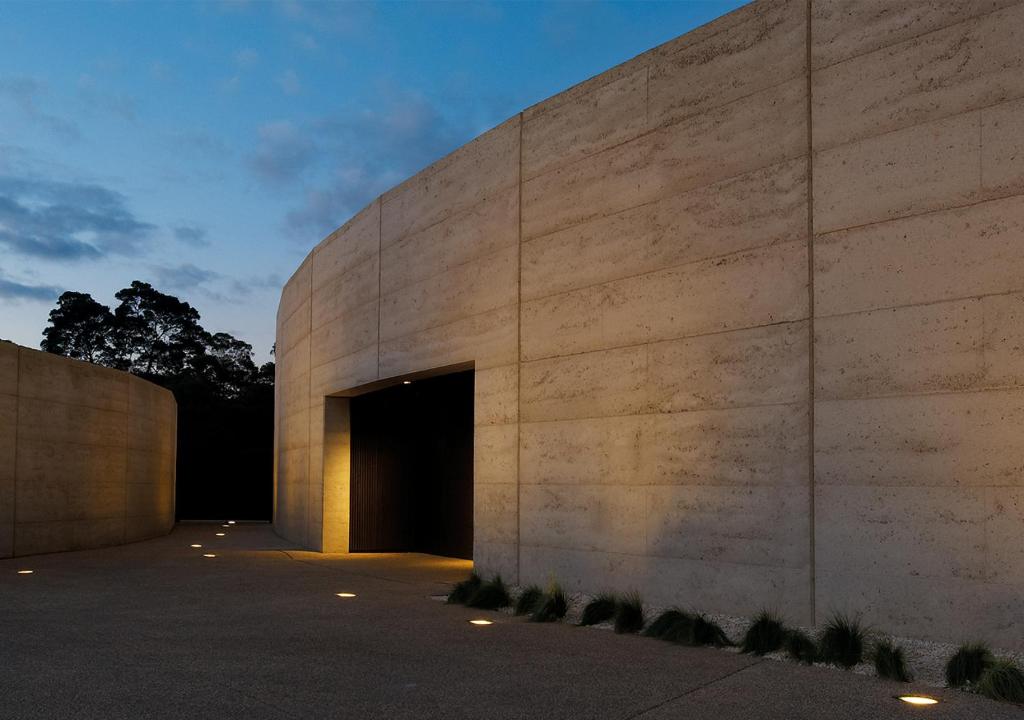 un grand bâtiment en béton avec une porte sombre dans l'établissement Port Phillip Estate, à Red Hill South