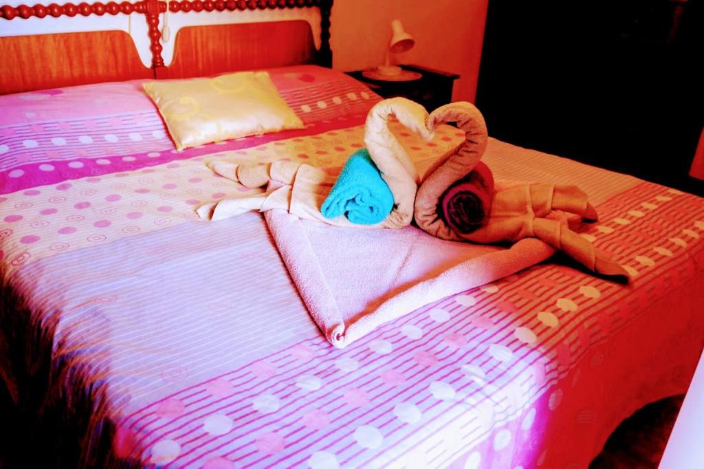 ein Schlafzimmer mit 2 Betten und Handtüchern darauf in der Unterkunft Casa La Quiete in Orco Feglino