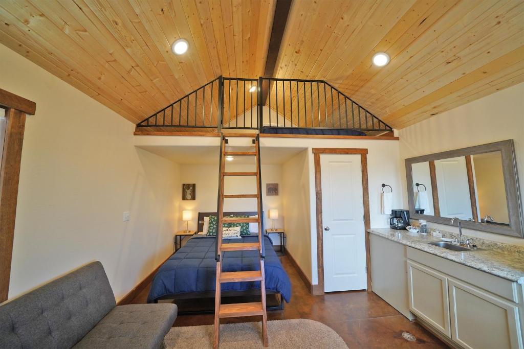 Ένα ή περισσότερα κρεβάτια σε δωμάτιο στο Gooseberry Lodges Zion National Park Area