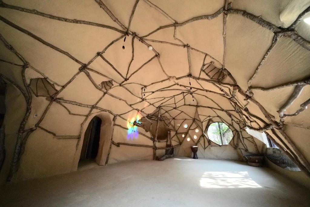 Zimmer mit einer Spinnennetz-Decke mit Beleuchtung in der Unterkunft ARtINn 極寒藝術伝染装置 in Teshikaga