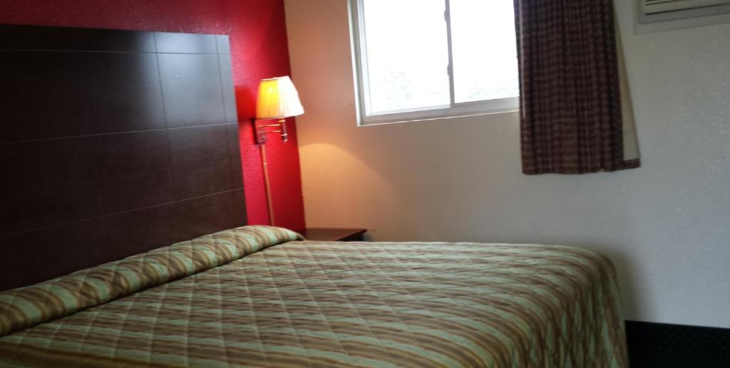 Postel nebo postele na pokoji v ubytování Hallmark Motel