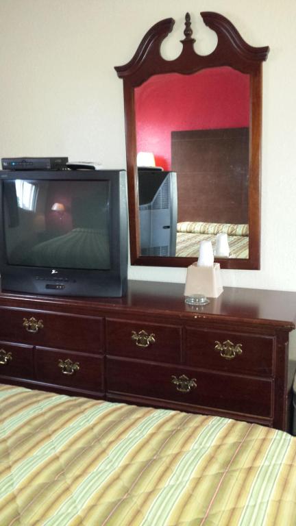 TV a/nebo společenská místnost v ubytování Hallmark Motel