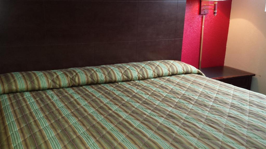 Postel nebo postele na pokoji v ubytování Hallmark Motel