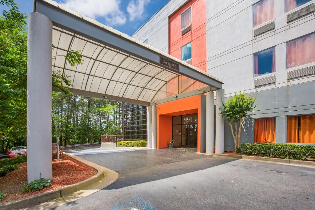 una entrada a un edificio con una fachada de color naranja y gris en Budgetel Inns & Suites - Atlanta Galleria Stadium en Atlanta