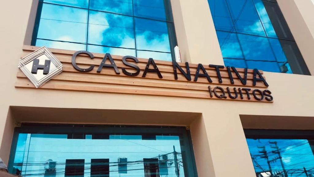 Casa Nativa Iquitos tesisinde sergilenen bir sertifika, ödül, işaret veya başka bir belge