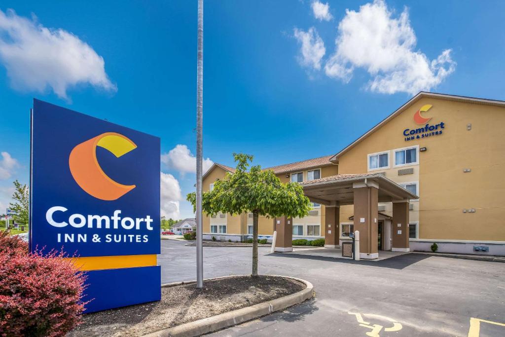 ein Comfort Inn und Suiten vor einem Gebäude unterzeichnen in der Unterkunft Comfort Inn & Suites Fairborn near Wright Patterson AFB in Fairborn