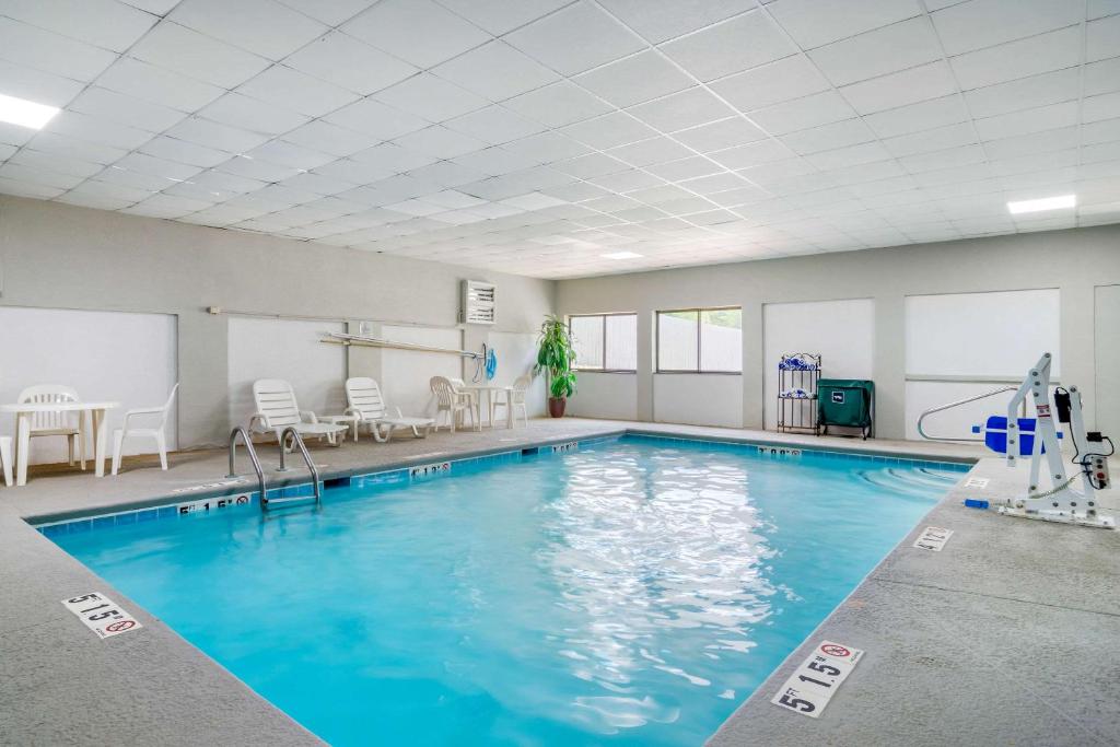 a large swimming pool with blue water in a room at Sleep Inn Macon I-75 in Macon