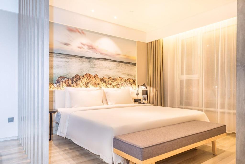 Postel nebo postele na pokoji v ubytování Atour Hotel Qingdao Airport Chengyang Wanxianghui