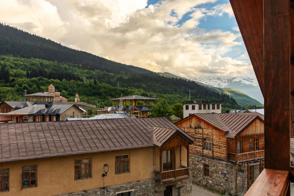 Nespecifikovaný výhled na hory nebo výhled na hory při pohledu z hotelu