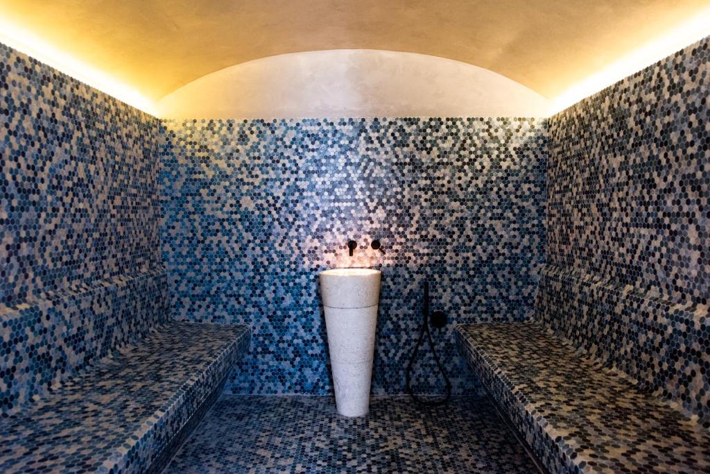 a room with two benches and a vase on the wall at Balos Beach in Kissamos
