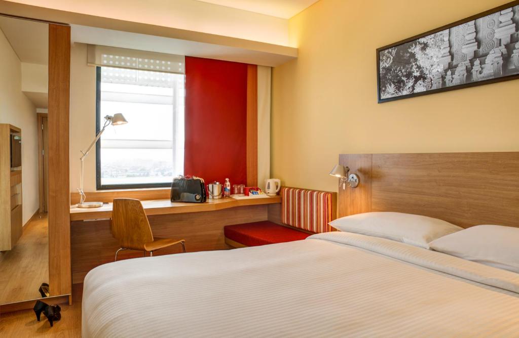 Postel nebo postele na pokoji v ubytování Ibis Chennai OMR - An Accor Brand