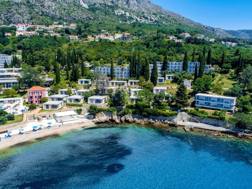 eine Luftansicht auf einen Strand mit einem Resort in der Unterkunft Maistra Select Mlini Villas and Apartments in Mlini