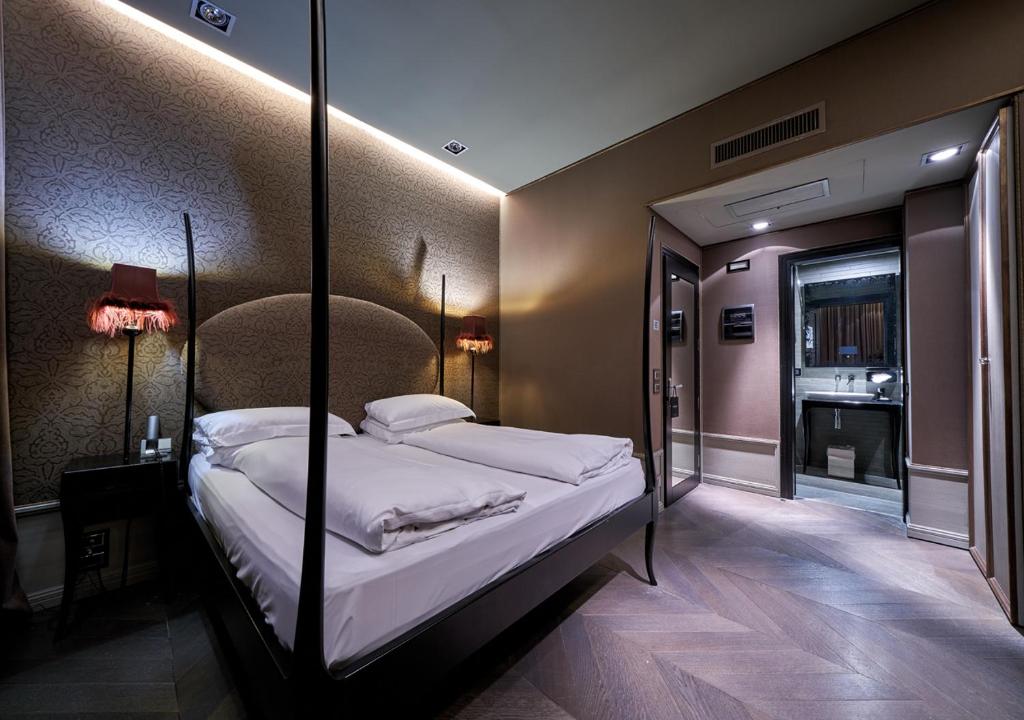a bedroom with a large bed in a room at Hotel Palazzo Barbarigo Sul Canal Grande in Venice