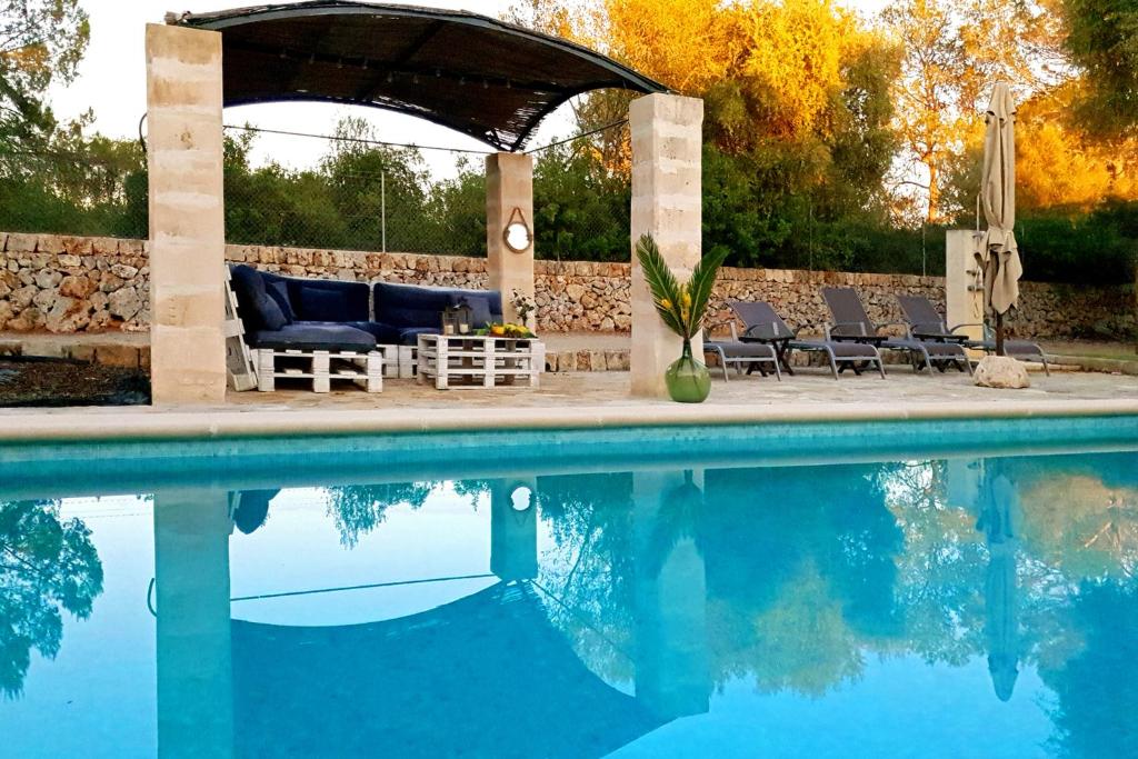 Bazén v ubytování Finca Isabel y Guillermo con posibilidad de piscina climatizada nebo v jeho okolí