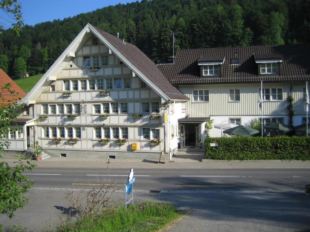 un grande edificio bianco di fronte a una strada di Landgasthaus Bären a Grub