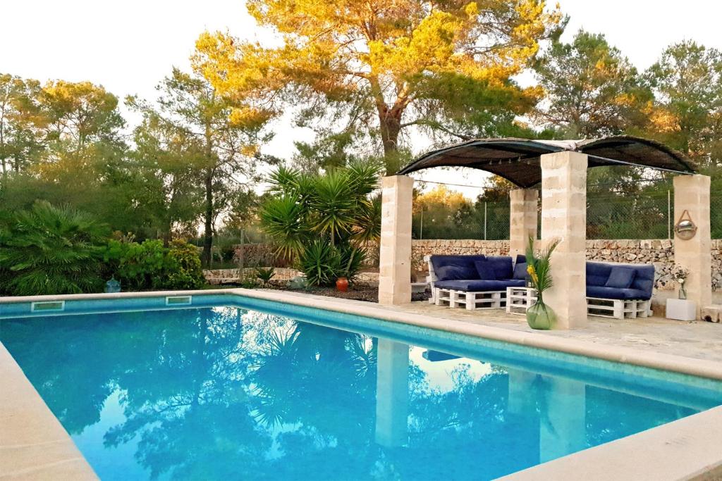 Bazén v ubytování Finca Isabel y Guillermo con posibilidad de piscina climatizada nebo v jeho okolí