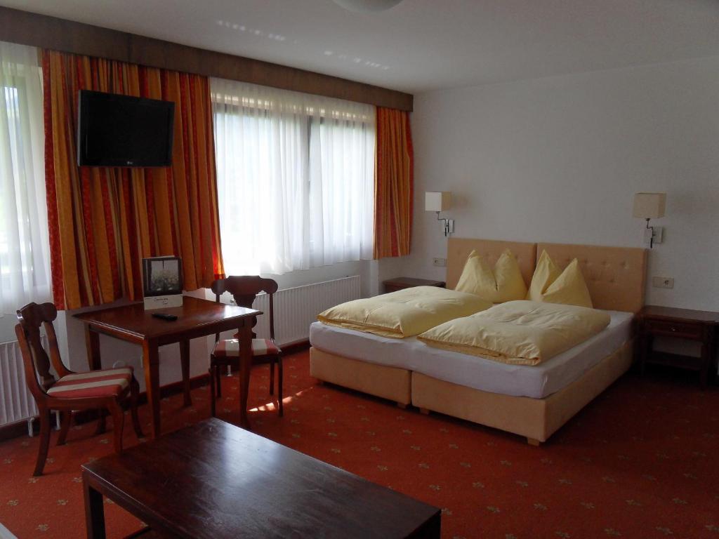 A bed or beds in a room at Sportpension Thayer