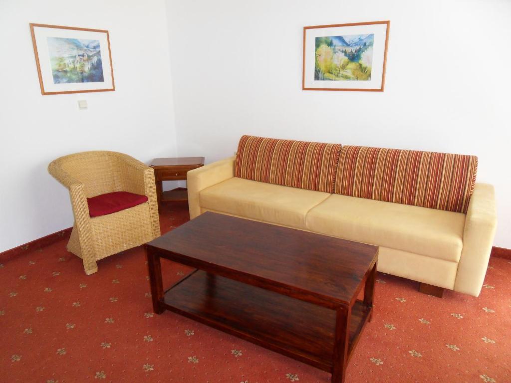 A seating area at Sportpension Thayer