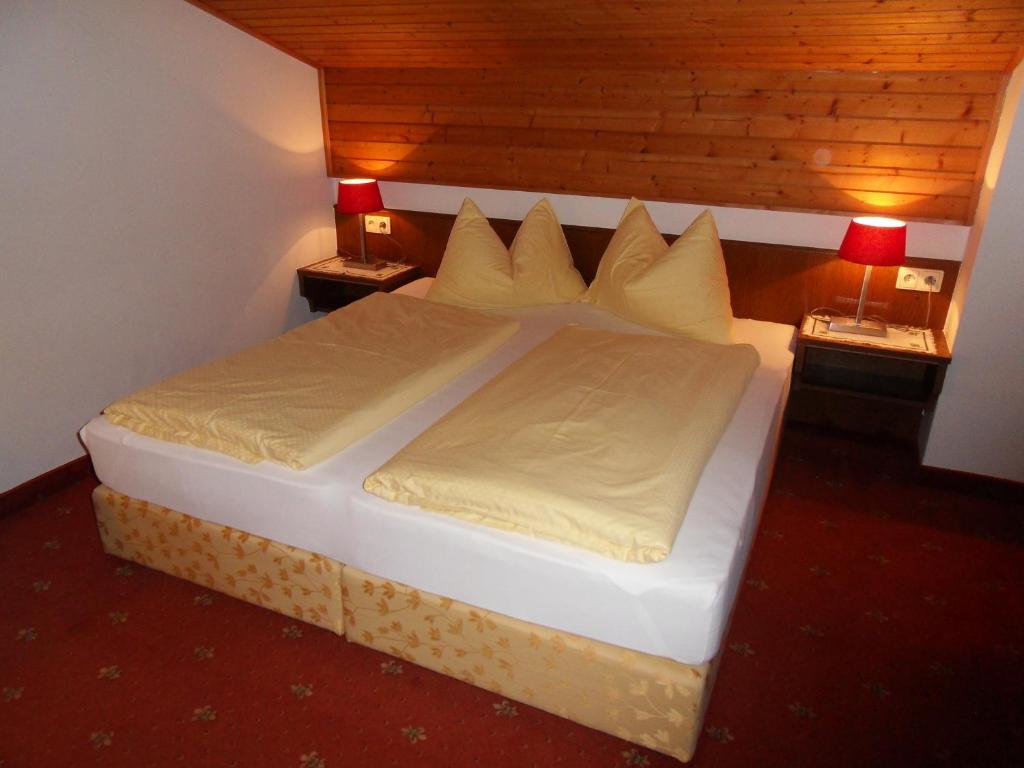 A bed or beds in a room at Sportpension Thayer