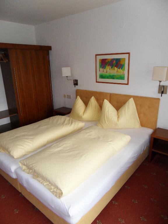 A bed or beds in a room at Sportpension Thayer