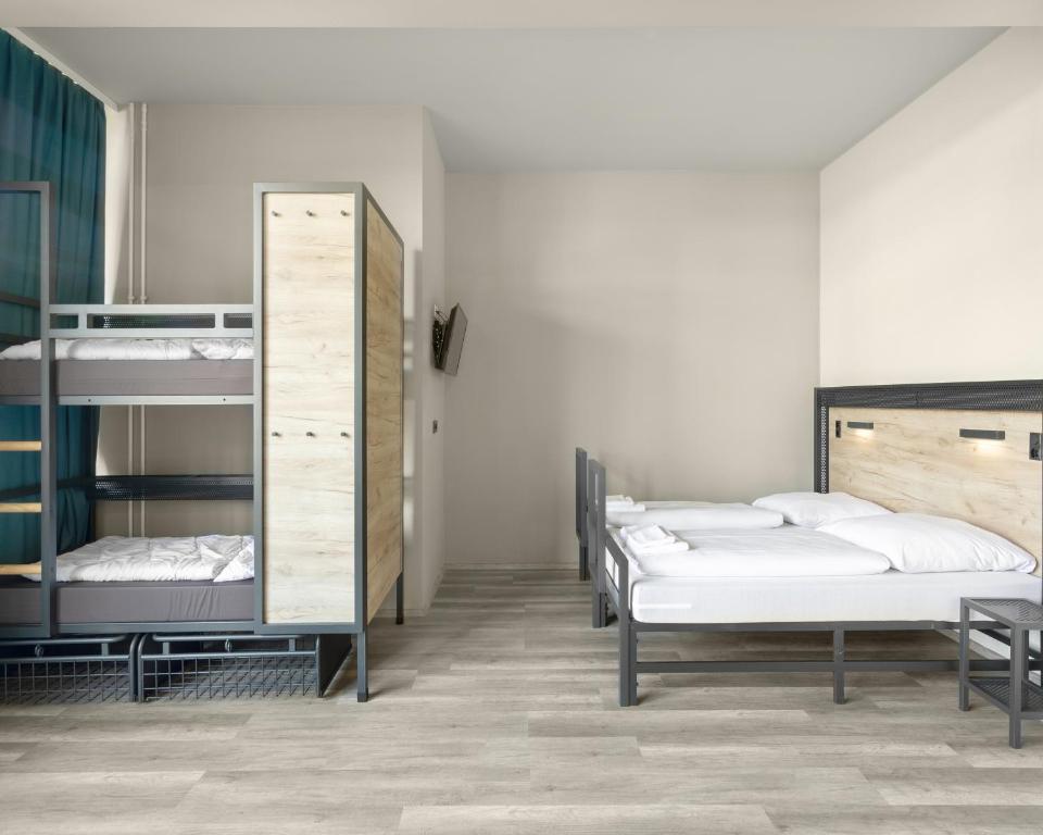 
Family Room (2 Adults + 2 Children)
