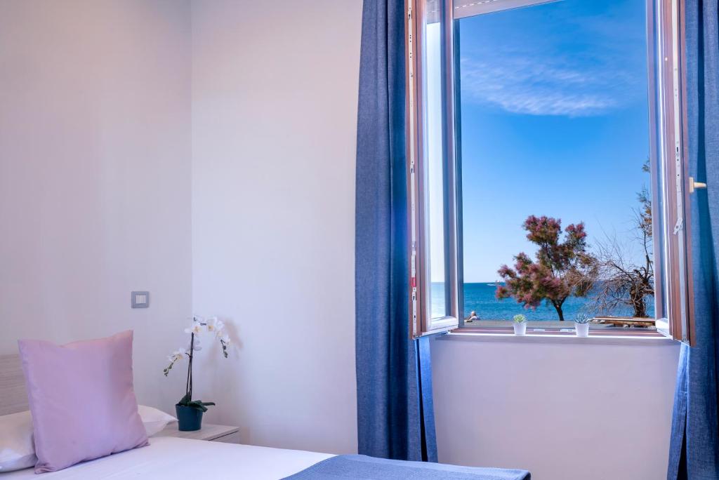Sea Window Room - One-Bedroom Apartment