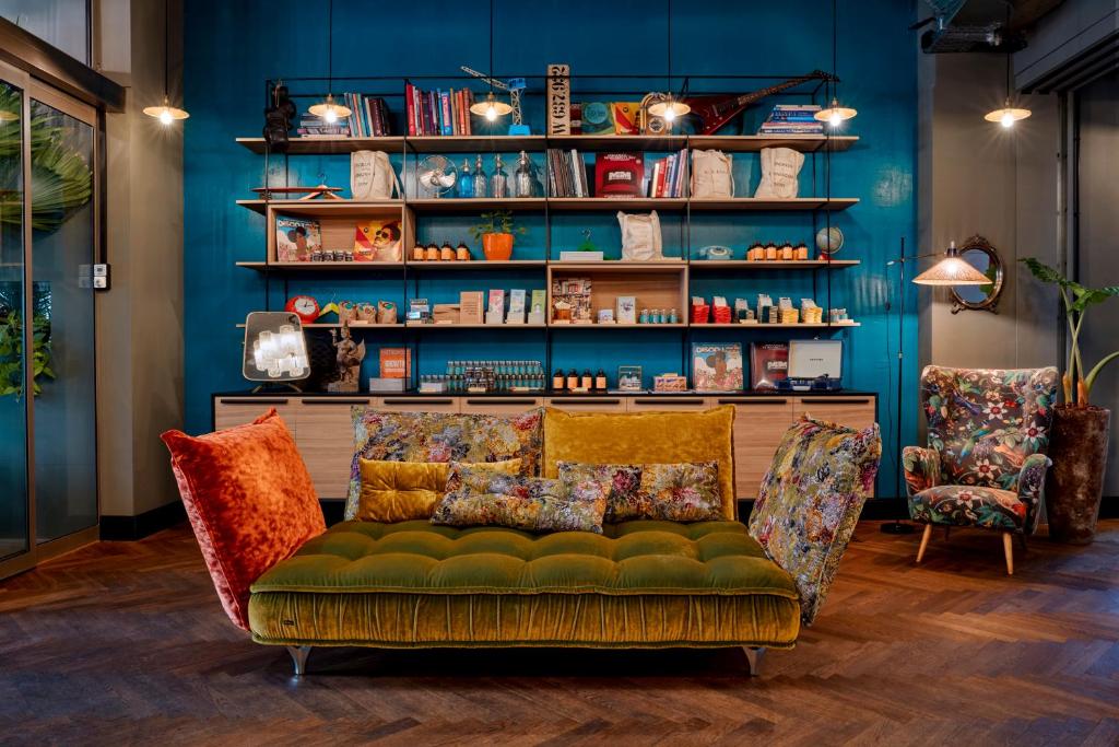 Ein Sitzbereich in der Unterkunft Max Brown Hotel 7th District, part of Sircle Collection