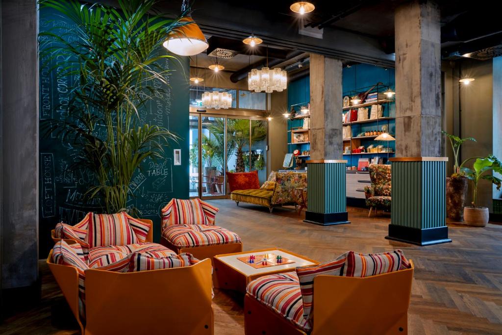 Ein Sitzbereich in der Unterkunft Max Brown Hotel 7th District, part of Sircle Collection