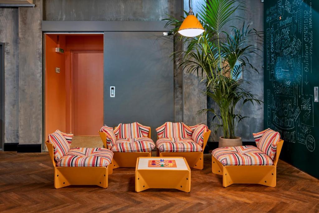 Ein Sitzbereich in der Unterkunft Max Brown Hotel 7th District, part of Sircle Collection