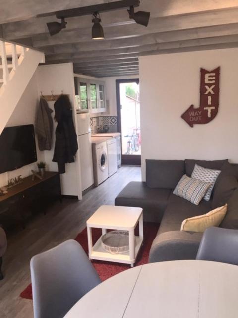 un salon avec un canapé et une table dans l'établissement Maison à l'Amélie Plage, 300 mètres de la plage/mer, à Soulac-sur-Mer