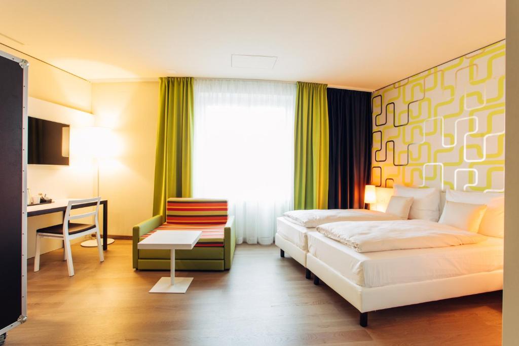 Postel nebo postele na pokoji v ubytování harry's home Zürich-Wallisellen