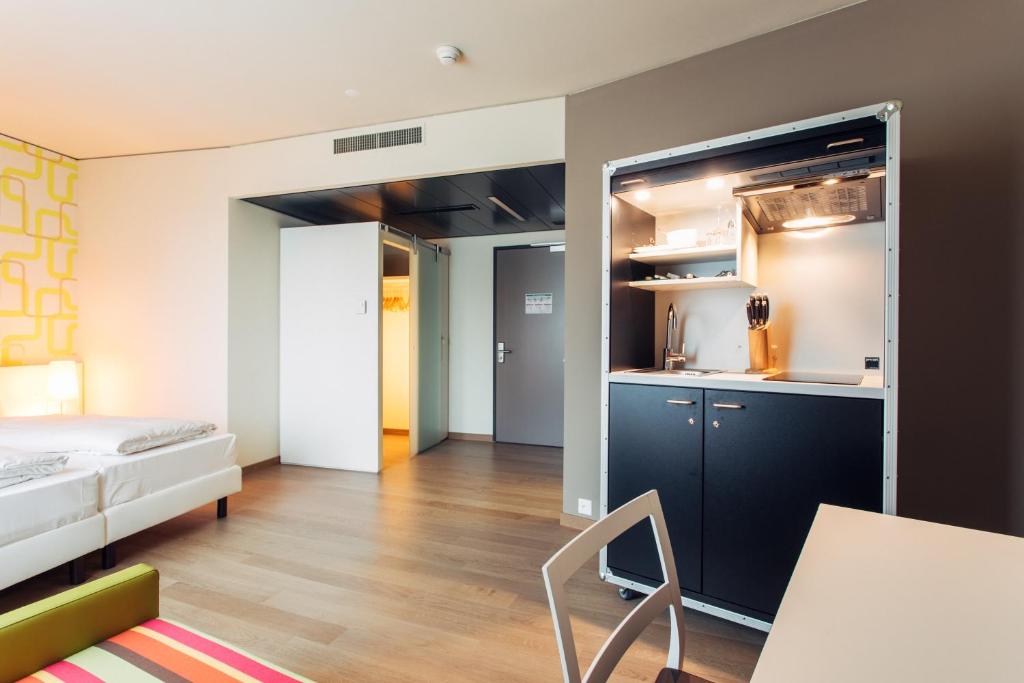 Postel nebo postele na pokoji v ubytování harry's home Zürich-Wallisellen