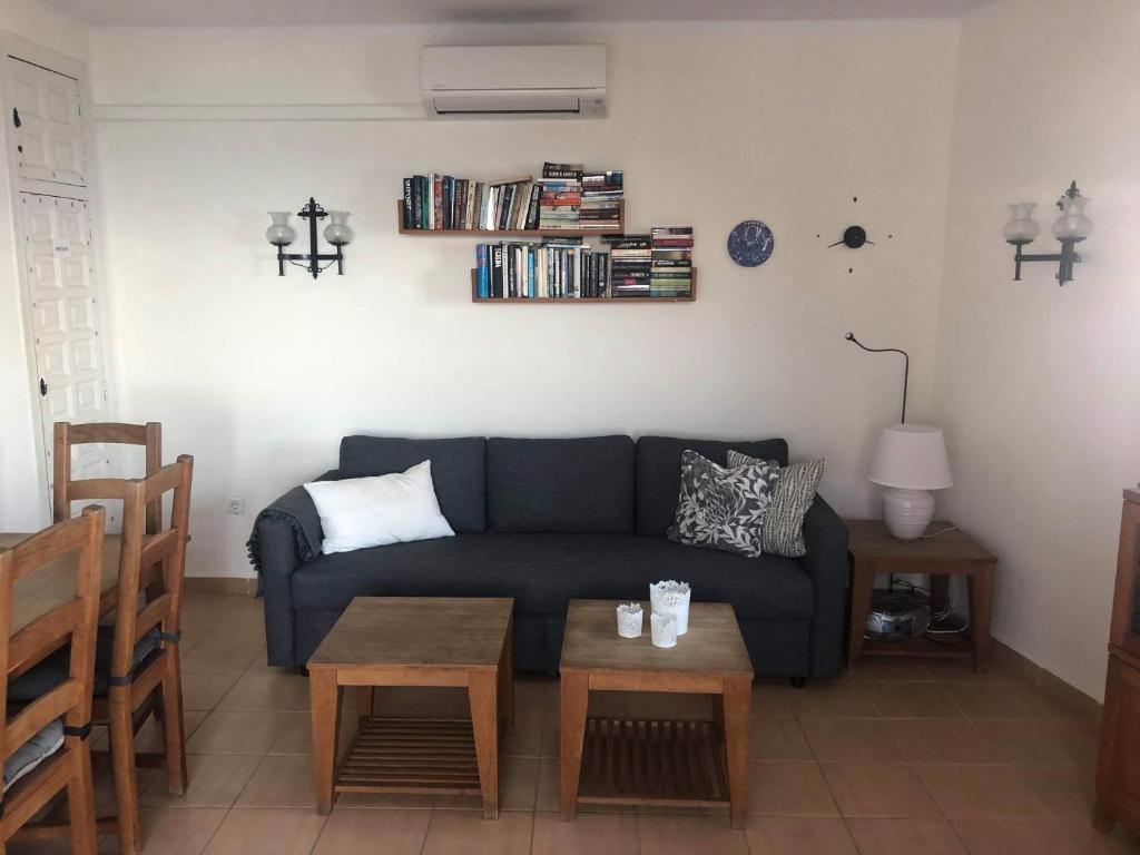 salon z kanapą i stołem w obiekcie El Capistrano Playa 301 w mieście Nerja